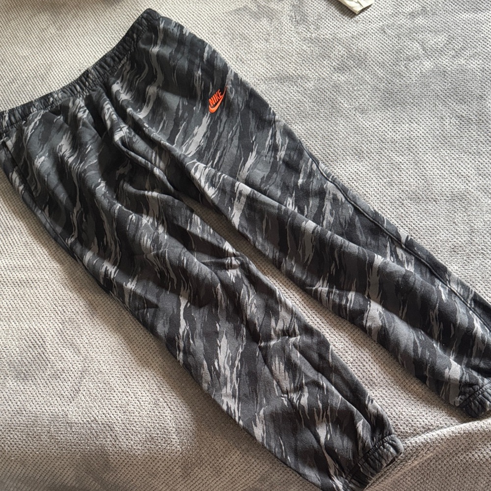 Nike Men's Black and Gray Patterned Joggers